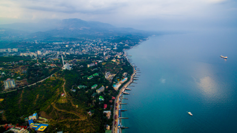 Пляжи Алушты 2026: где купаться, цены и честные советы
