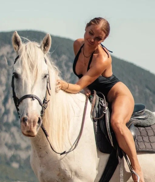 🐎 Конные прогулки в Алуште: Маршрут "Бирюзовое озеро"