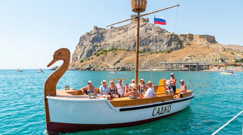 Морская прогулка к мысу Меганом и в бухту Гравийная из Судака