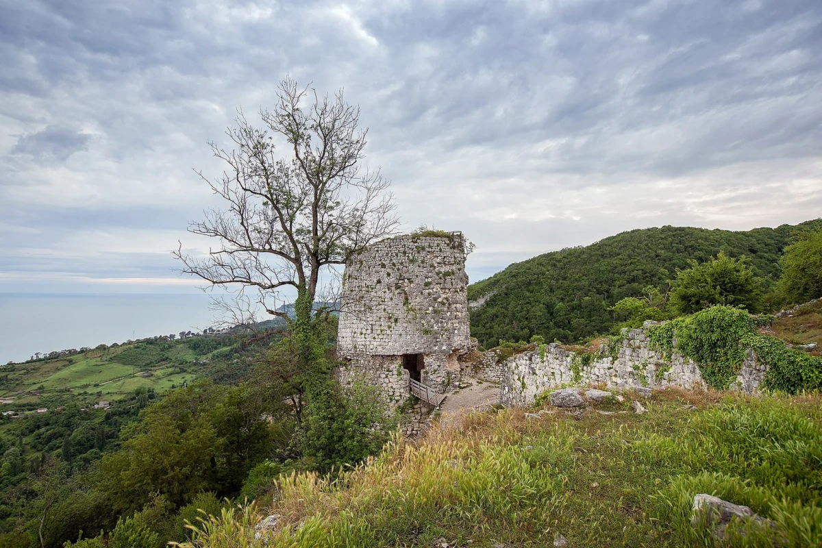Иверская гора, Анакопийская крепость и Новоафонская пещера из Пицунды