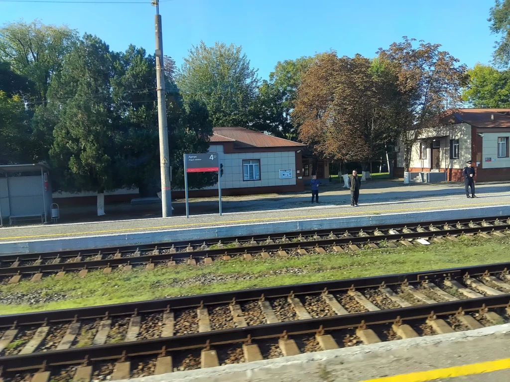 В ущелье и по пути находятся Ушкалойские башни-близнецы