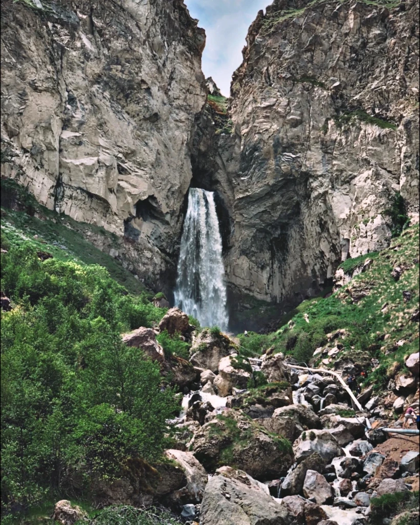 Водопад находится в урочище Джилы-Су
