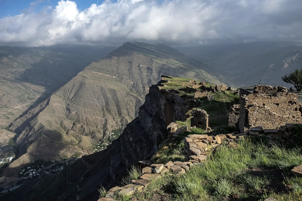 Карадахская теснина, Датунский храм и Гоор из Дербента