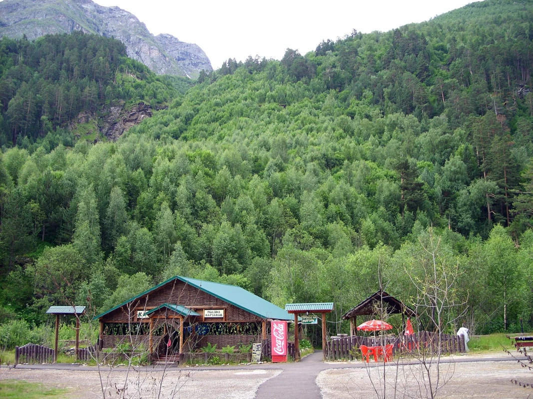Поляна Нарзанов, Эльбрус и Кёнделен из Ессентуков