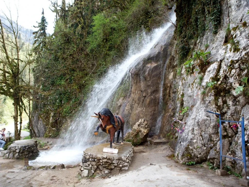💧 Водопад по дороге к Рице