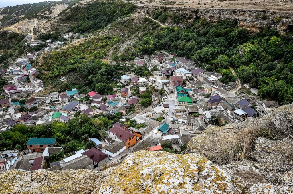 Высота восточного гребня до 350 метров