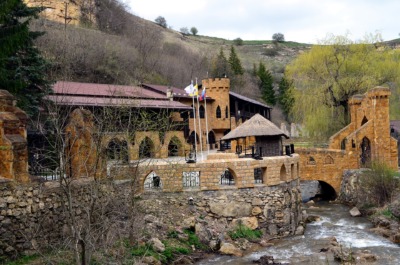 Замок коварства и любви, Долина нарзанов, Скалы Два монаха
